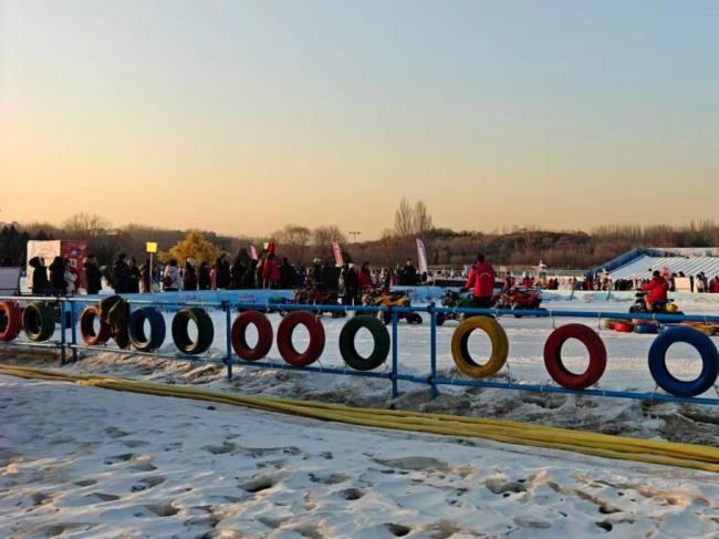 大人在冰雪乐园只陪不玩却被收全票 家长呼吁陪同票