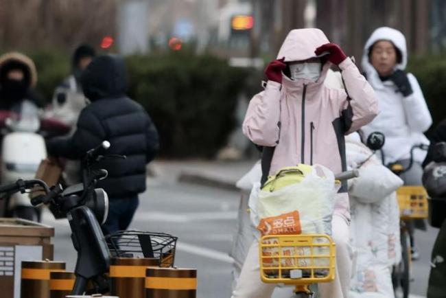 北京大风寒潮双蓝色预警持续生效 气温骤降8℃