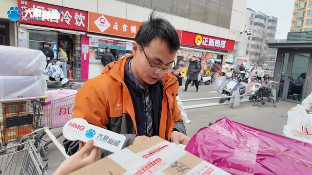 胖东来门口近十家快递点单子不断 即买即寄成新景