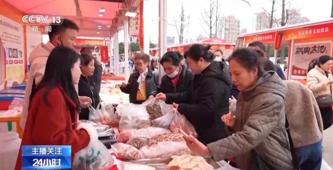 春节临近 多地新年氛围感已拉满 年货市集热闹非凡