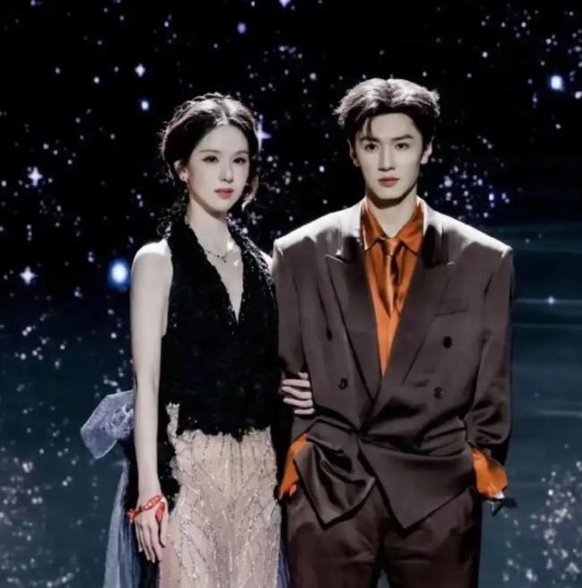 陈齐灵微博之夜红毯生图 鲜美昂贵气质注视