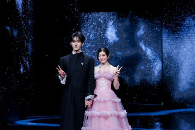 陈妍希周柯宇 灯暗下来就贴贴 狙击蝴蝶售后天花板