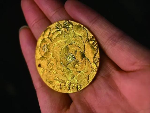 打金店生意火爆有人1周改1次款 金价波动引发消费转向