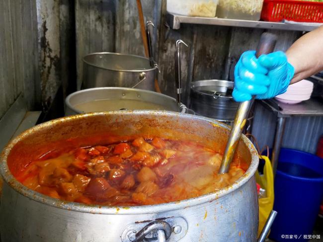 胡辣汤风味可乐走红 9块9一瓶 猎奇口味引发热议