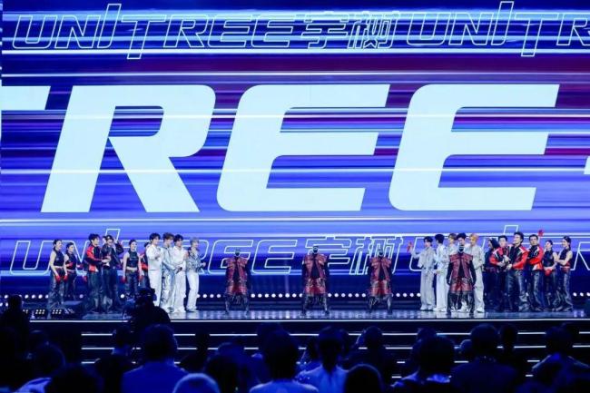 “十个勤天”与宇树机器人热舞 热血新农人遇上硬核科技