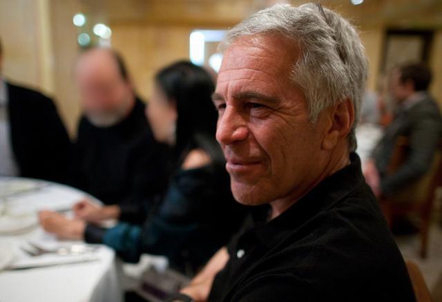 爱泼斯坦被曝接受过间谍训练 疑为俄以两国间谍