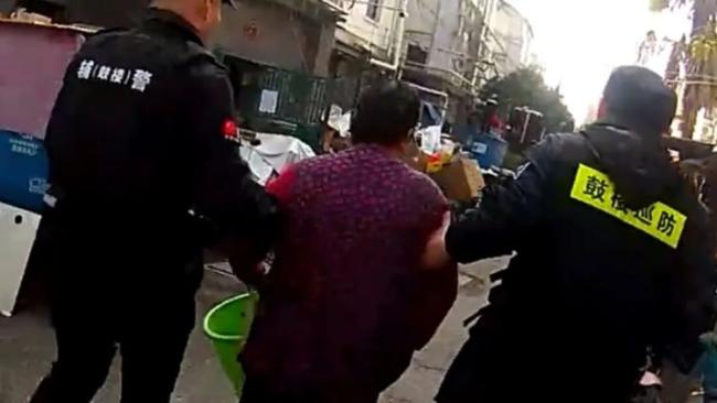 两位好心人纵身跳入冰河救起老人 寒风中的温暖救援