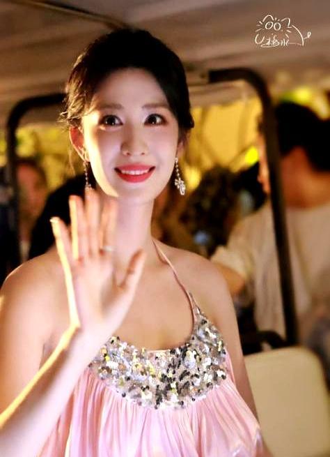 王楚然内娱东说念主脉 迎风翻盘的成本游戏