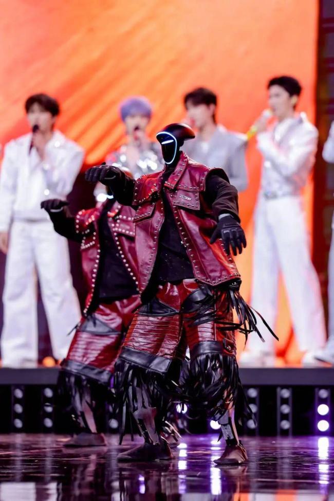 “十个勤天”与宇树机器人热舞 热血新农人遇上硬核科技