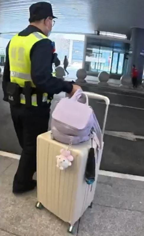 视障女孩独自返乡被沉辛勤于护送