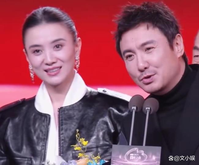 沈腾忘词张艺谋宋佳杨幂刘耀文笑疯了 授奖礼变笑剧现场