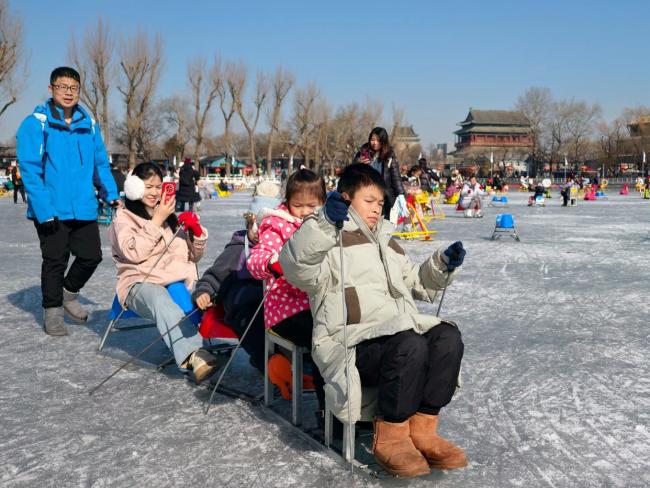 北京什刹海冰场已关闭 旅客依依不舍告别