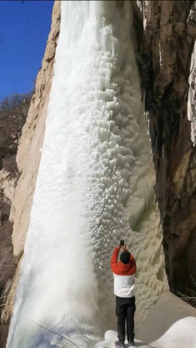 山西五台滴水崖冰瀑布太壮观了 自然奇观持续数月