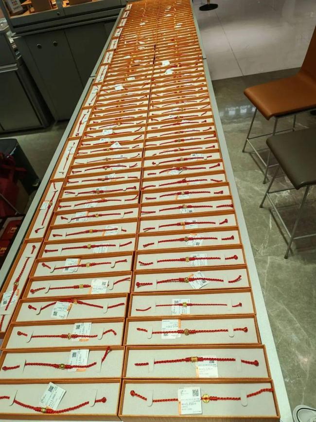 女老板一口气买238件金饰送员工 八年默契信任