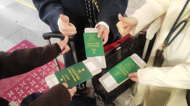 7名中东游客在上海买满40多个行李箱