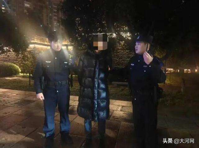 男子抢150克金饰称现在黄金值钱 5分钟擒获嫌疑人