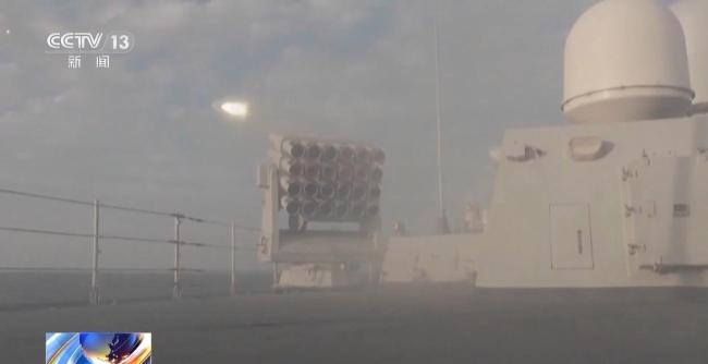 南部战区海军舰艇编队训练画面