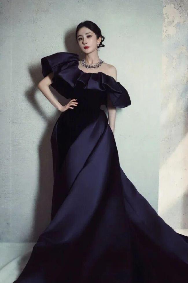 微博之夜内场现座位乌龙,官方致歉甩锅工作人员,网友为何不买账? 杨幂工作室讨说法