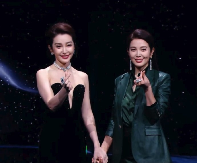 李冰冰晒与妹妹李雪合照 红毯姐妹花激勉热议