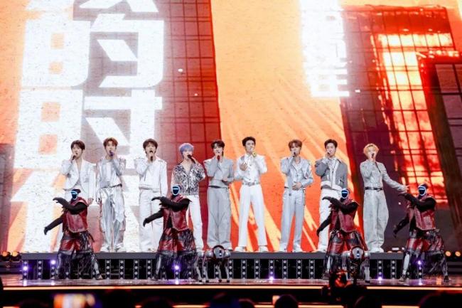 “十个勤天”与宇树机器人热舞