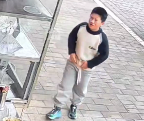 男孩被辣椒卡喉摊主 阿婆用海姆立克法紧急救人