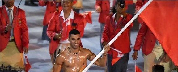 汤加小哥这次没有赤膊上阵