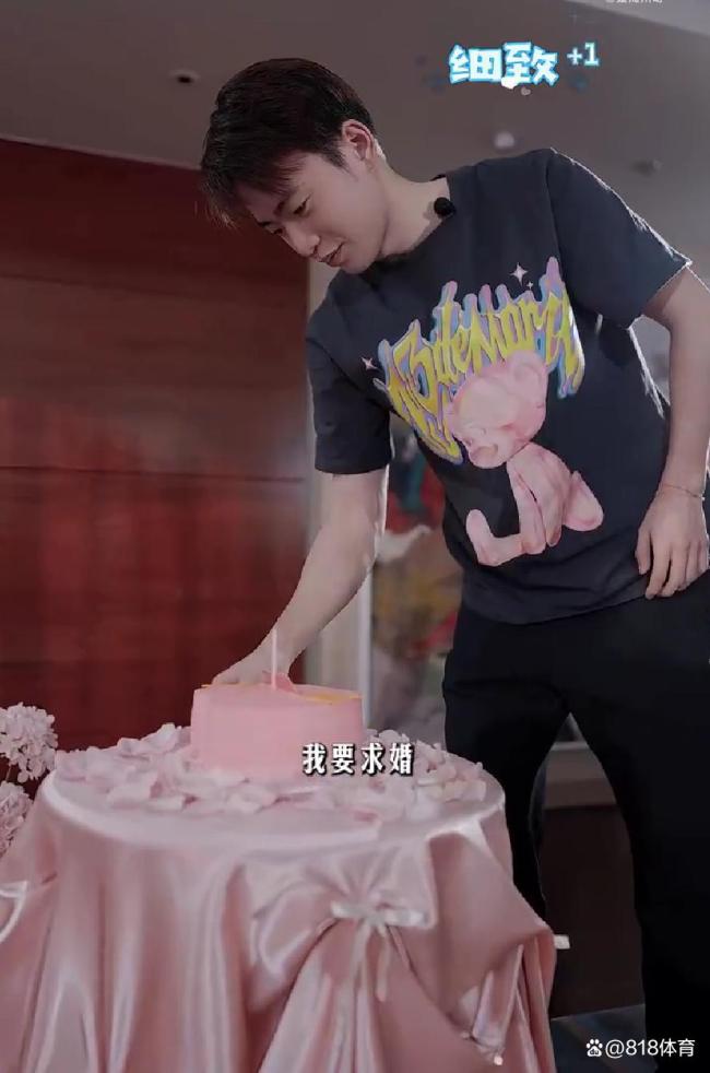 王昶求婚梁伟铿递戒指 甜蜜爱情引全网祝福