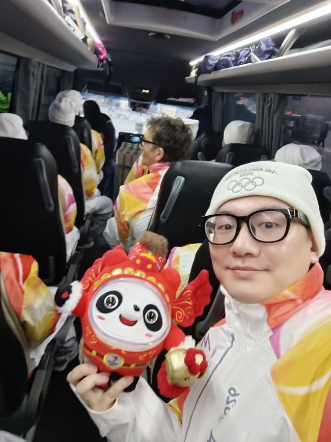 冬奥会中国火炬手:亲吻了奥运火炬 激动分享荣耀时刻