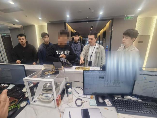 男子诈骗600万立马换成黄金 警方紧急拦截成功