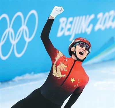 武大靖现场观看冬奥开幕式 为冰雪健儿加油助威