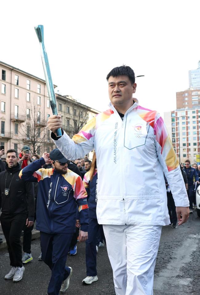 姚明到米兰参加冬奥会火炬传递 中国篮球名将亮相