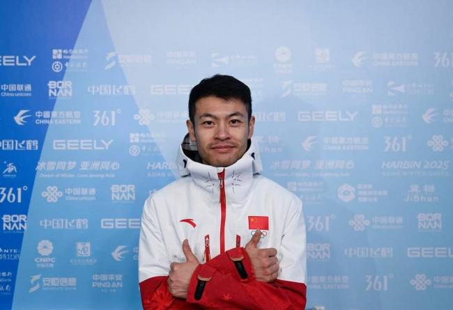 宁忠岩张楚桐挥舞国旗 冬奥旗手荣耀出征