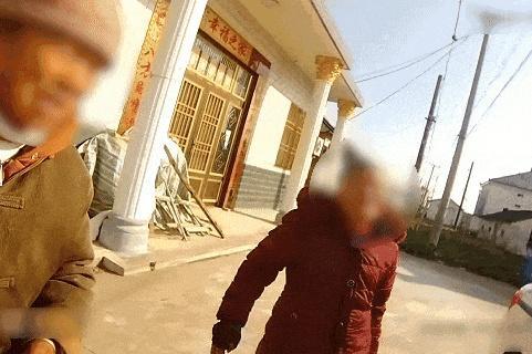 87岁老人想妈妈 拄拐走5小时回娘家 温暖互动感动人心