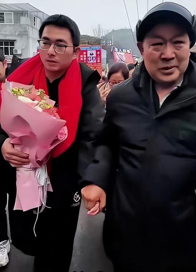 男子2个月大被拐走 34年后终回家 迟来的团圆