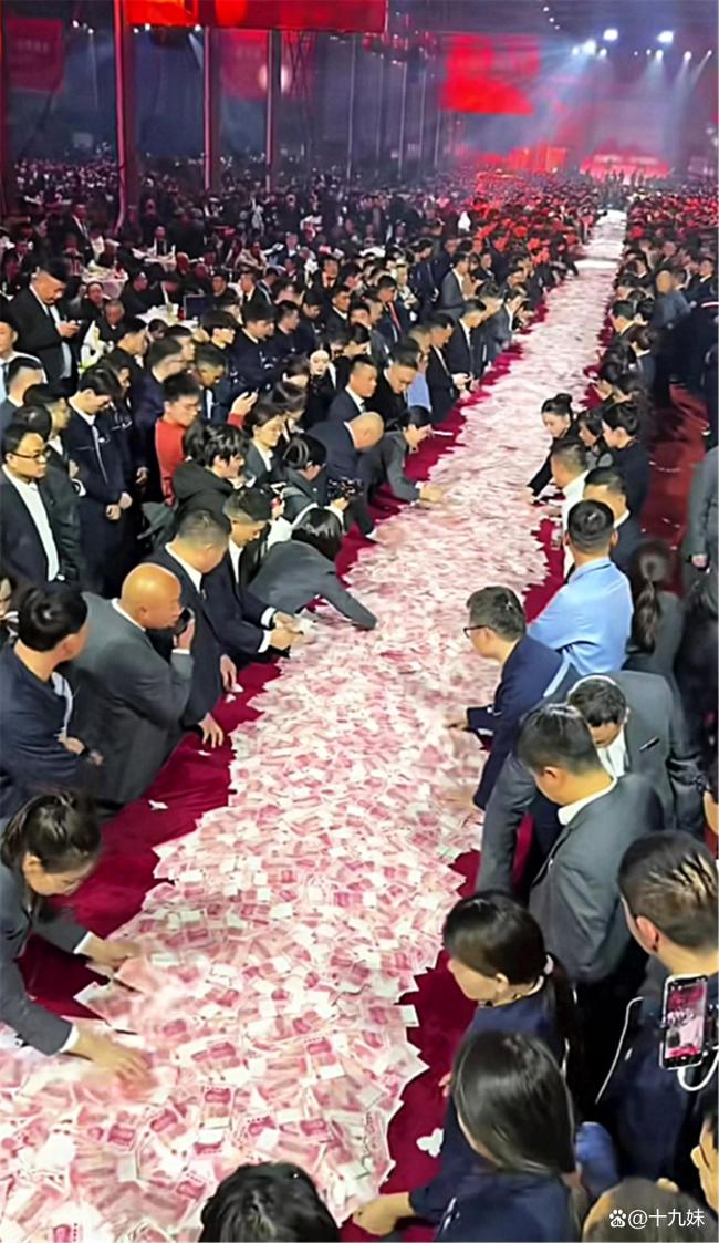 河南这位爱发钱的老板又发钱了 春节前再撒福利