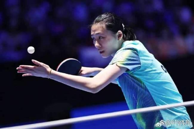 孙颖莎怕天气潮湿给球拍“盖被子” 可爱举动引网友热议