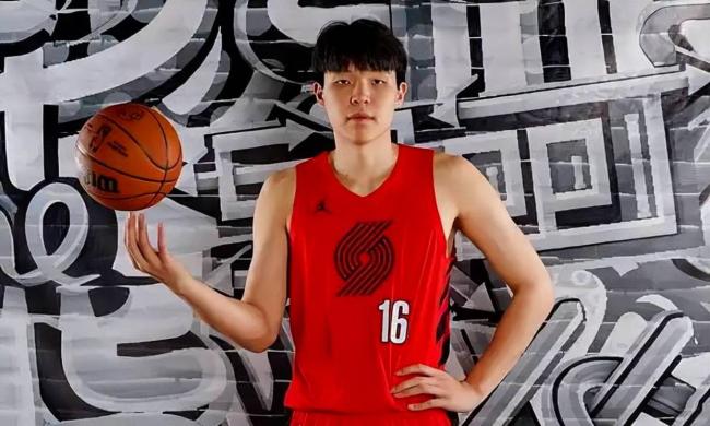 你觉得杨瀚森对灰熊比赛表现如何 短暂上场展现闪光点