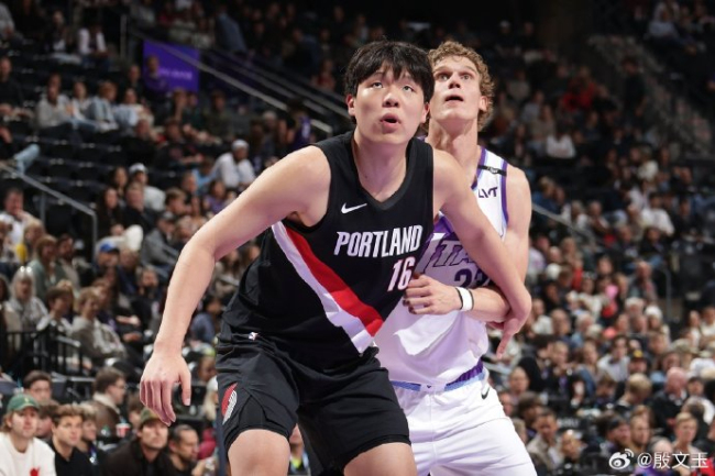 李凯尔搂着杨瀚森聊天两人开怀大笑 温情互动引关注