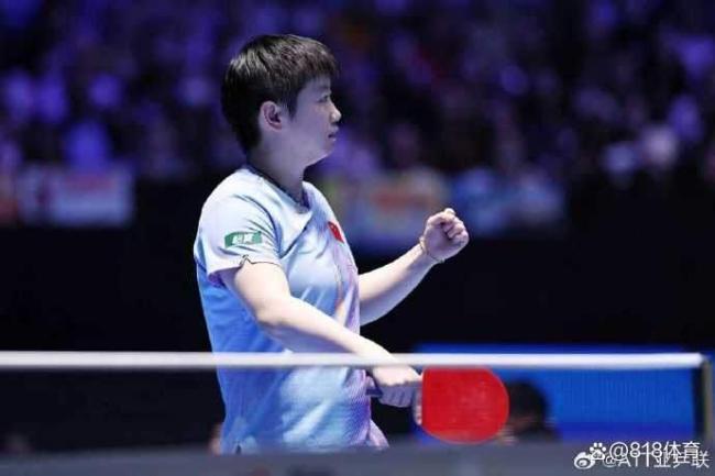 孙颖莎怕天气潮湿给球拍“盖被子”