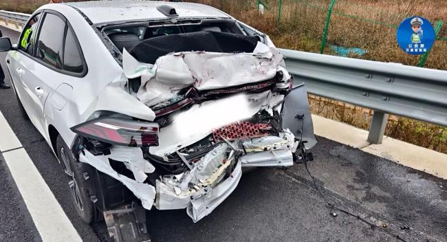 司机智驾松手致车突停 后方大货追尾 新手体验智驾酿事故