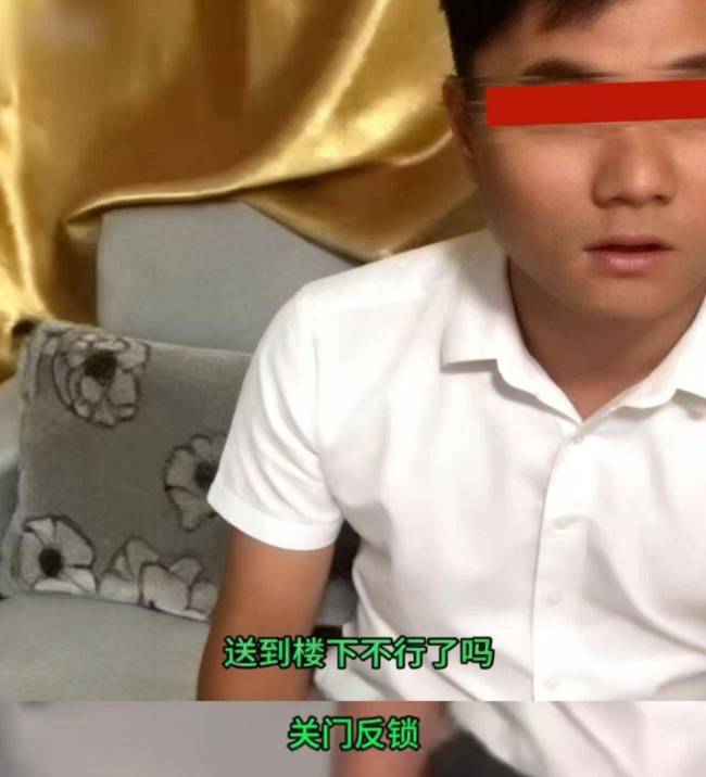 男子准备翻墙进家 妻子直接打开大门 婚姻底线何在