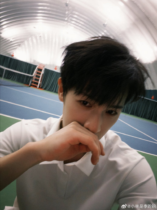 李昀锐改削网球功课 粉丝创意大比拼