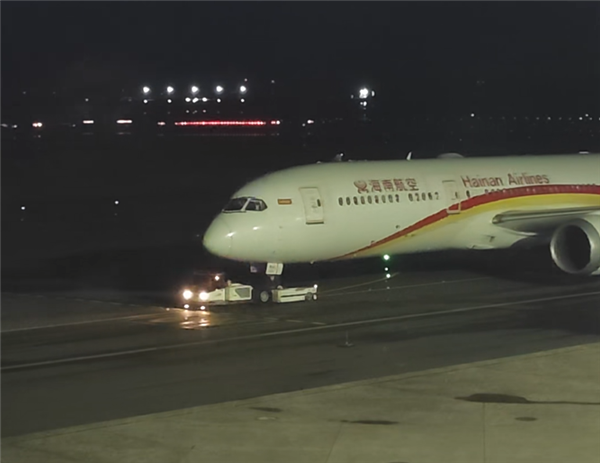 海航客机玻璃破裂 降到3千米放油返航 紧急抢修后安全回国