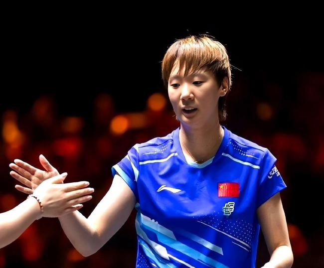 孙颖莎合照给王曼昱挪位置 国乒未来布局解析