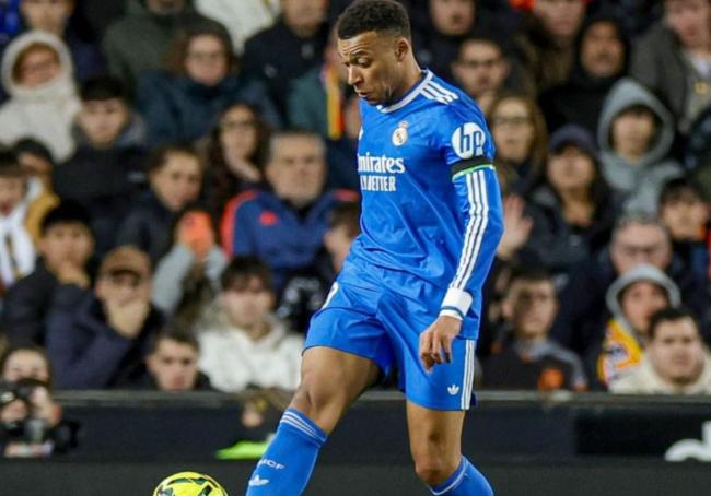 9次一双一输8次，姆巴佩发现皇马左边锋很难踢