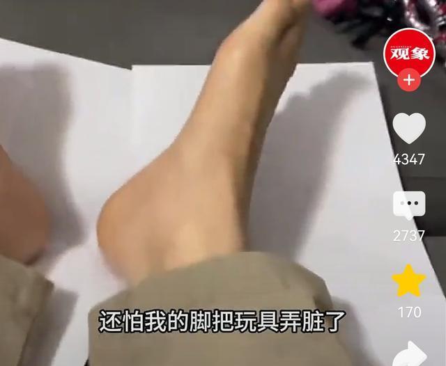 须眉在弟弟家沙发上过夜莫得被子 亲情疏远引热议