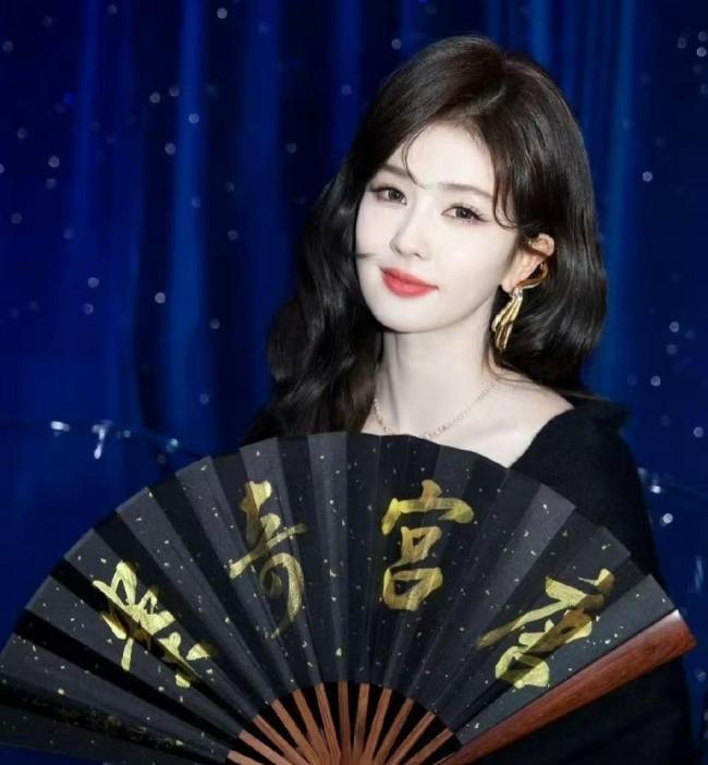 白鹿说氛围正确 港风红裙惊艳全场