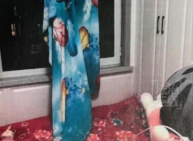 “订婚强奸案”电梯视频曝光 女孩激烈挣脱未果