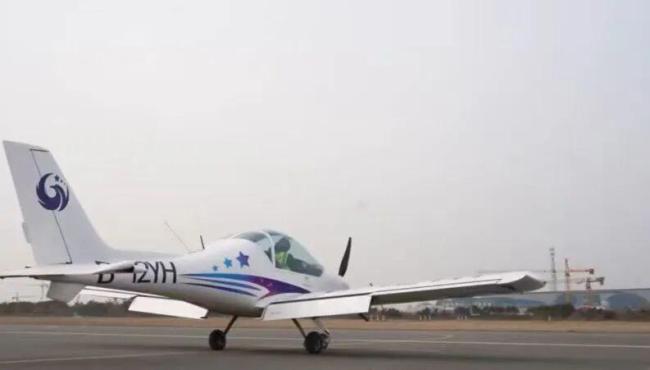 一男子开飞机带父亲返乡过年 独特方式迎新春