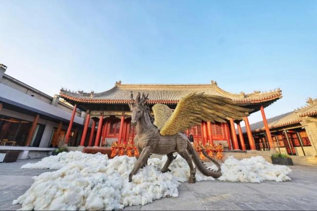 2米高巨型木马亮相宁波迎马年